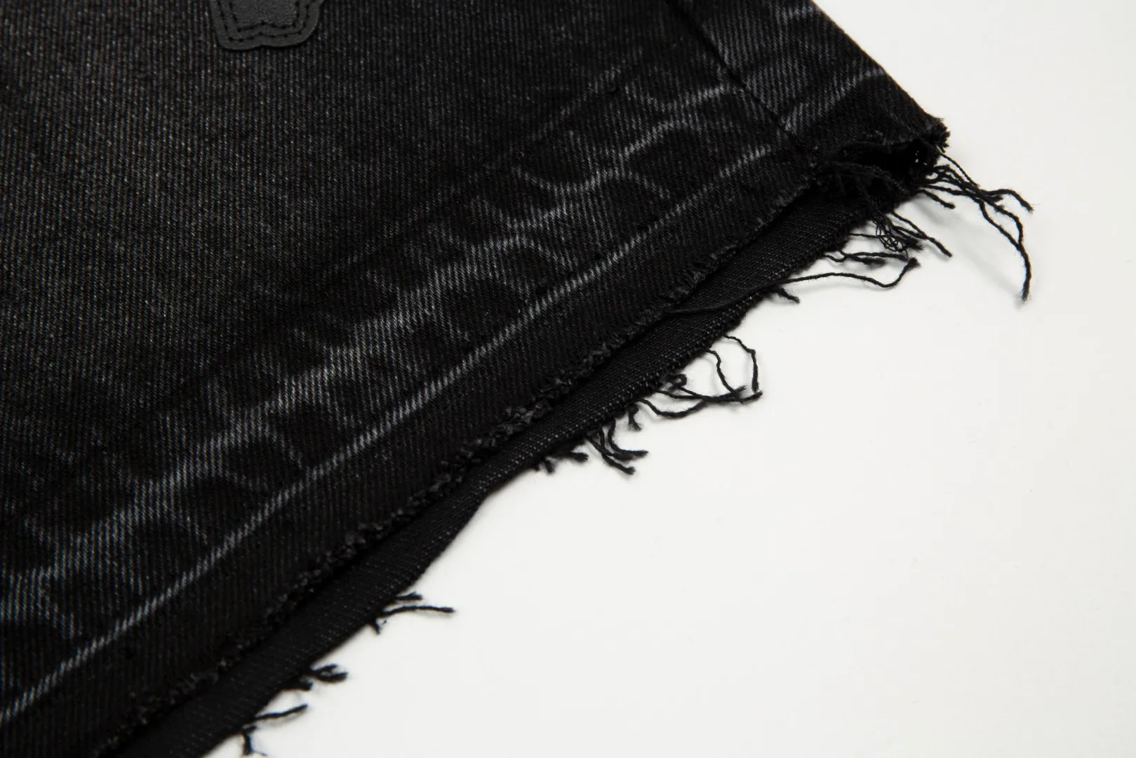 KE921#P180 The only correct leather label version on the market Chrome Hearts CH Cross embroidery distressed jeans Top ceiling quality 100% correct version The correct version is here!  Believe me this must be the best quality you will ever come across! ! Excellent value for money! !  Styles with different washes and textures are very friendly to people with thin legs and thick legs. The straight version is very flattering to the shape of the legs. The moderate length is timeless and easy to match. It is the basis of various styles and a must-have in the wardrobe! ! Add a little stacking to easily control the clean fit trend that has exploded this year. The fabric is stiff but also makes the upper body soft without losing texture. The sides and cuffs of some styles have a bone-wash effect. The vintage flavor pops up all at once. It’s really hard not to love it! ✅Correctly customize the Croxin metal leather label on the back panel. It is not sold directly with the cross on the finished jeans. 1:1 copying strives for excellence and the details are perfectly grasped. ✅The cross leather label is clear and smooth. Exquisite turning top craftsmanship. ✅Buttons, zippers and hardware are all customized versions of the Croxin LOGO. ✅High-cost washing process. Size: 28 30 32 34 36 (5 sizes)